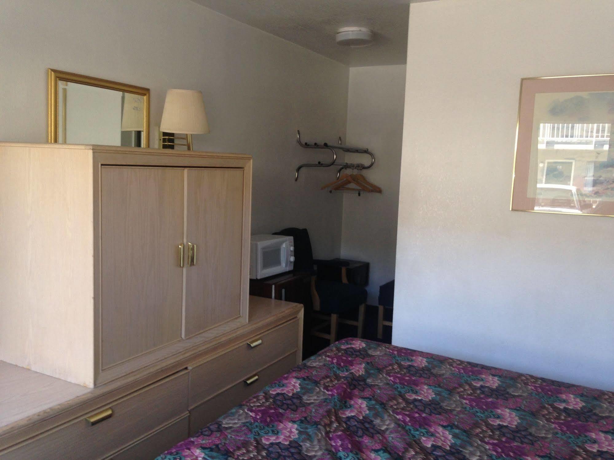 American Budget Inn And Suites-Modesto Esterno foto
